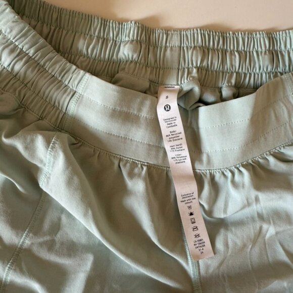 Lululemon Hotty Hot Low-Rise Lined Short 2.5" - Delicate Mint - Picture 6 of 7